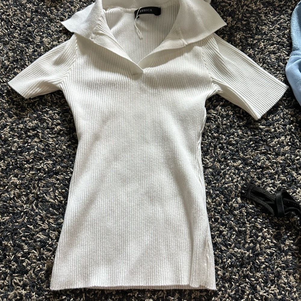 White V-Neck Sweater with Fitted Silhouette